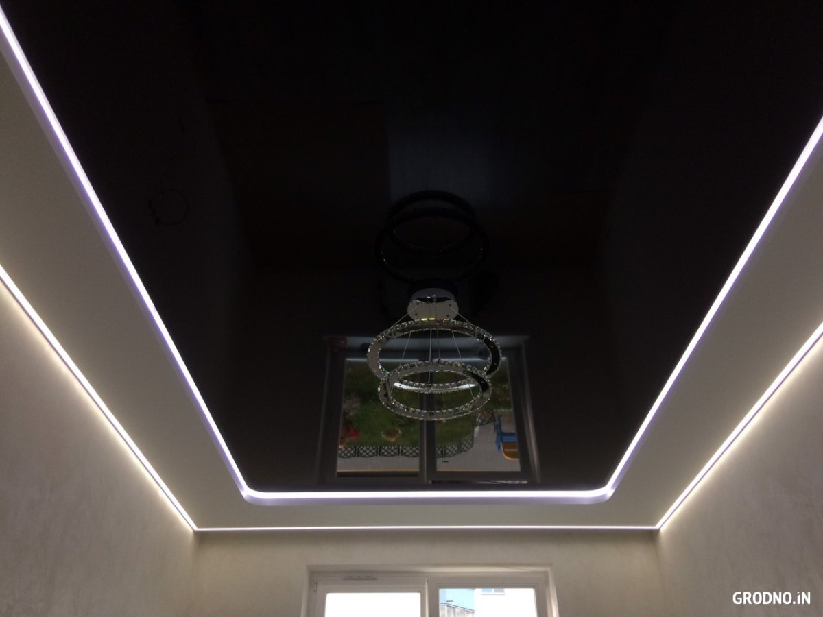 Натяжной потолок с контурной подсветкой