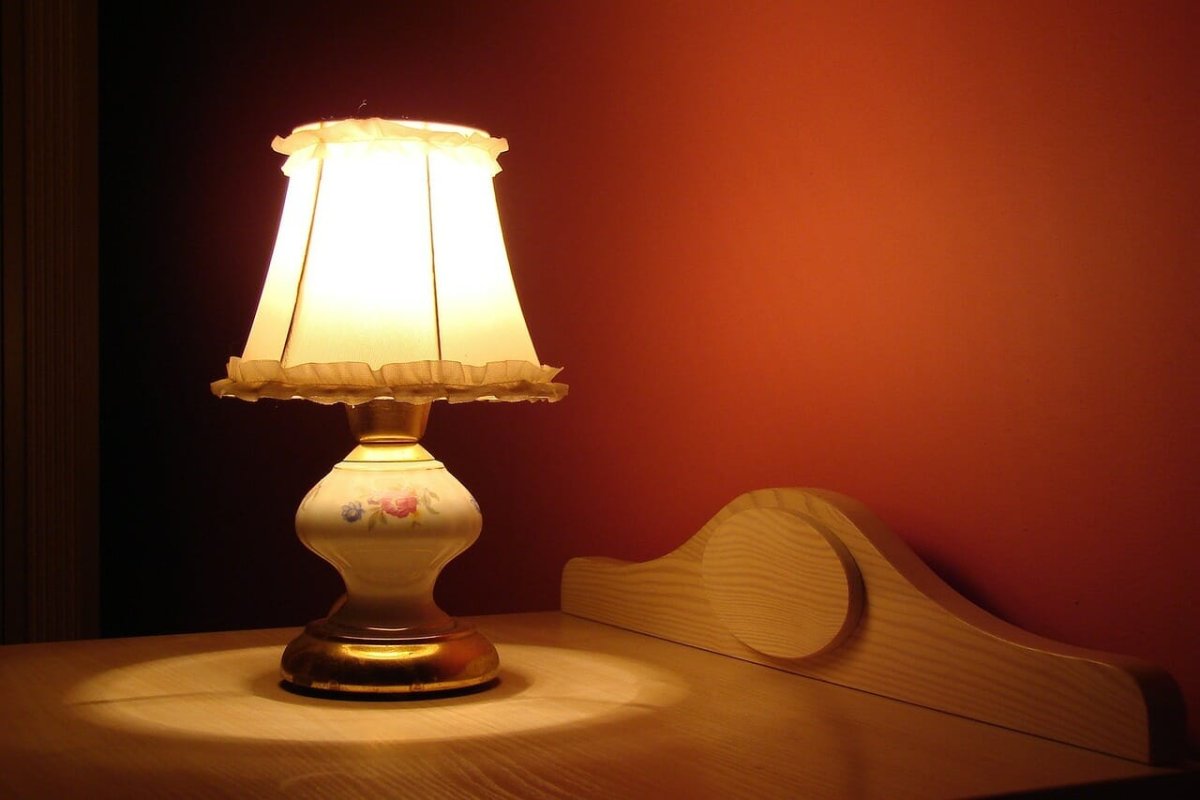 Настольная лампа для спальни