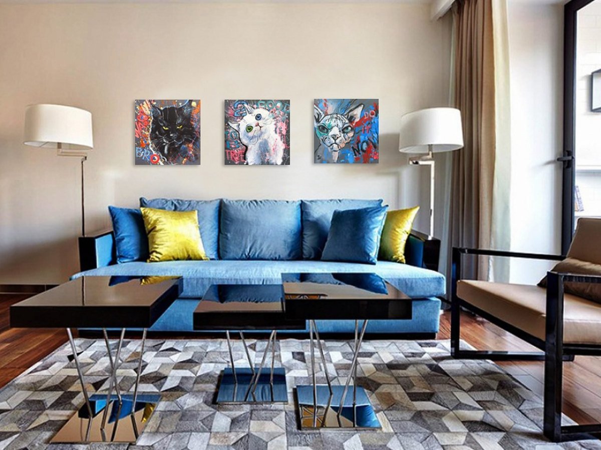 Дизайн комнаты с синим диваном