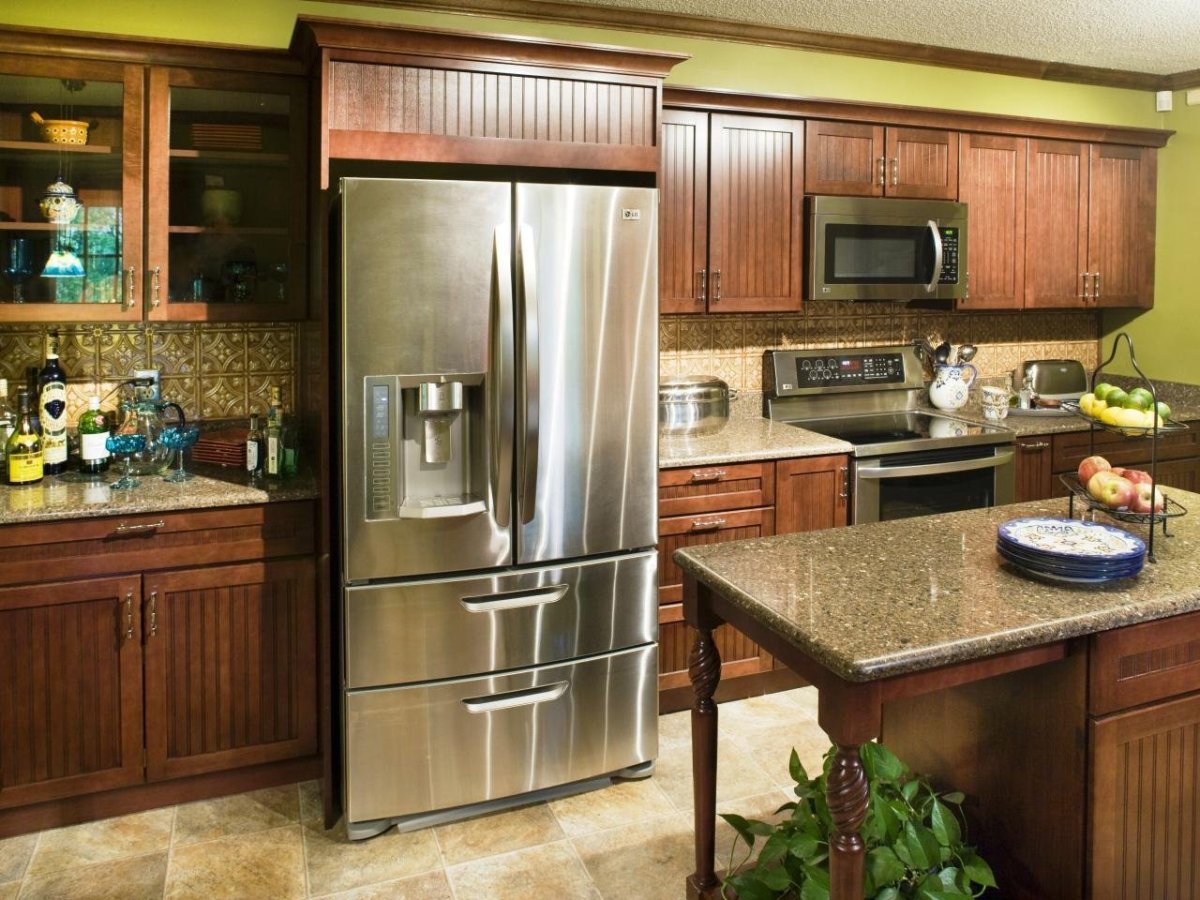 Отдельно стоящий холодильник на кухне