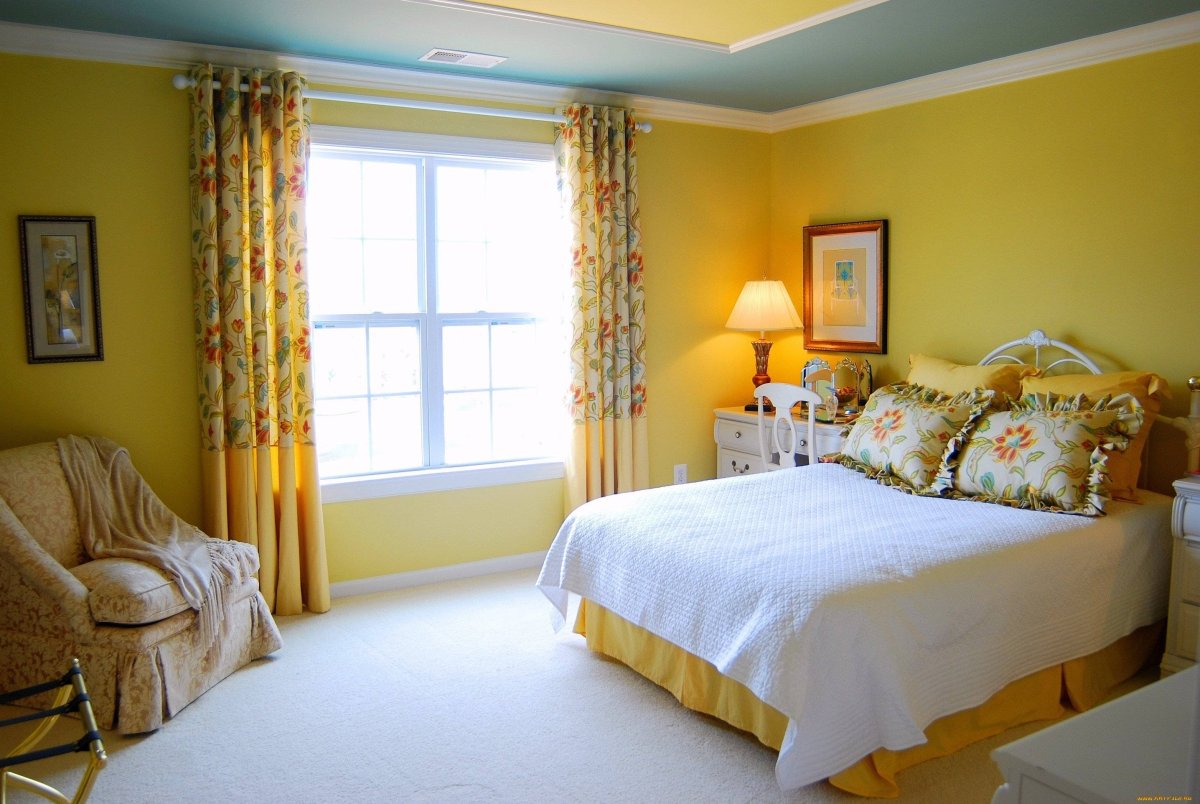 Желтые шторы в интерьере спальни