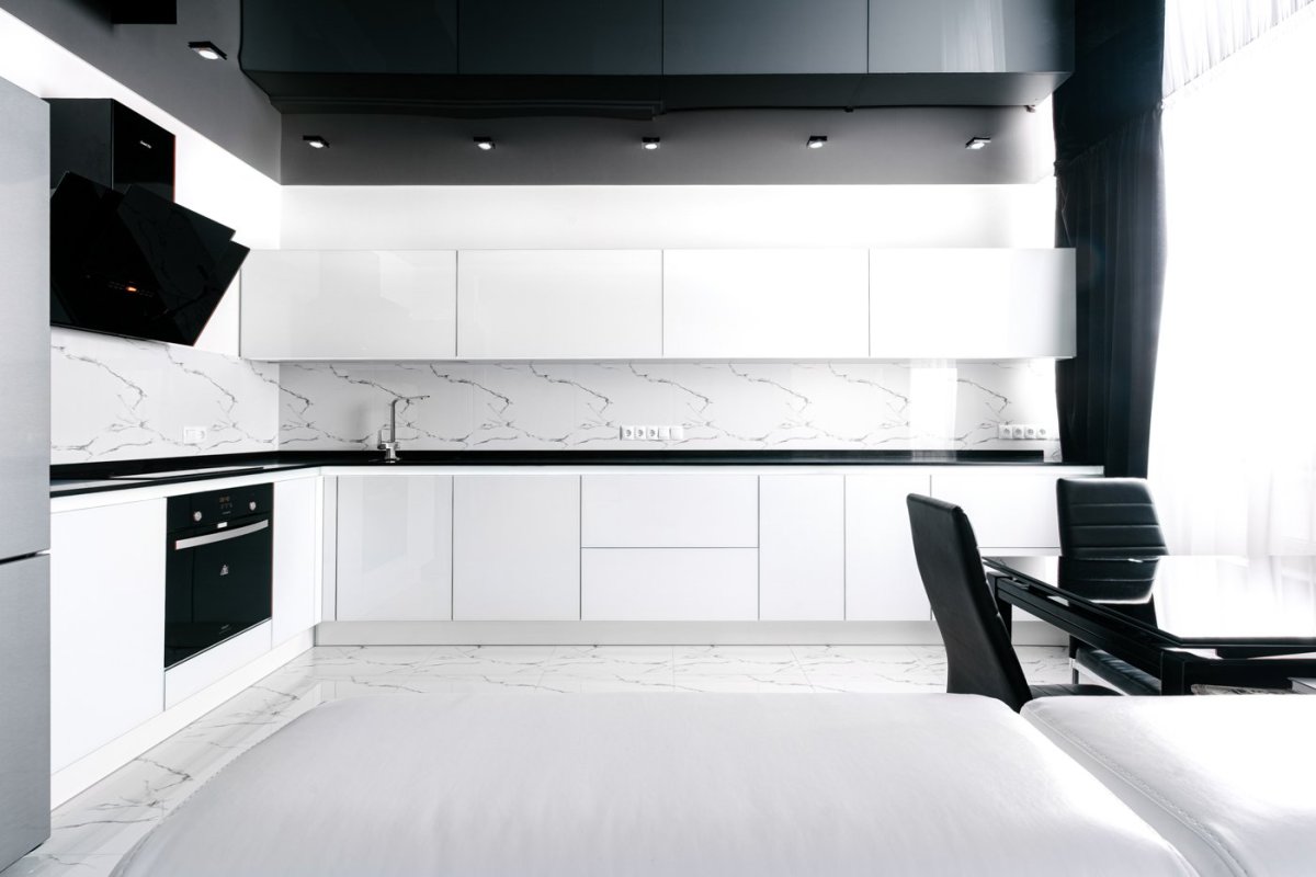 Белая кухня с черным фартуком
