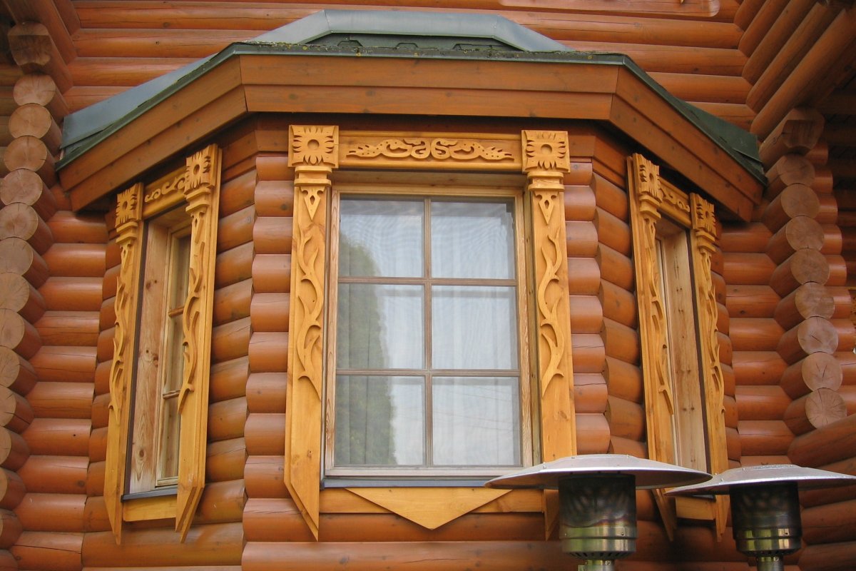 Наличники на двери в деревянном доме