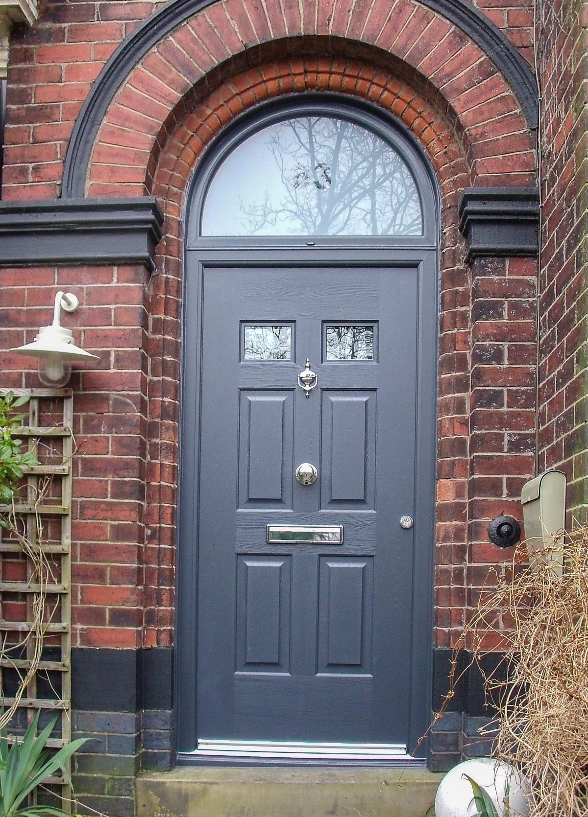 Входные уличные двери в частный дом