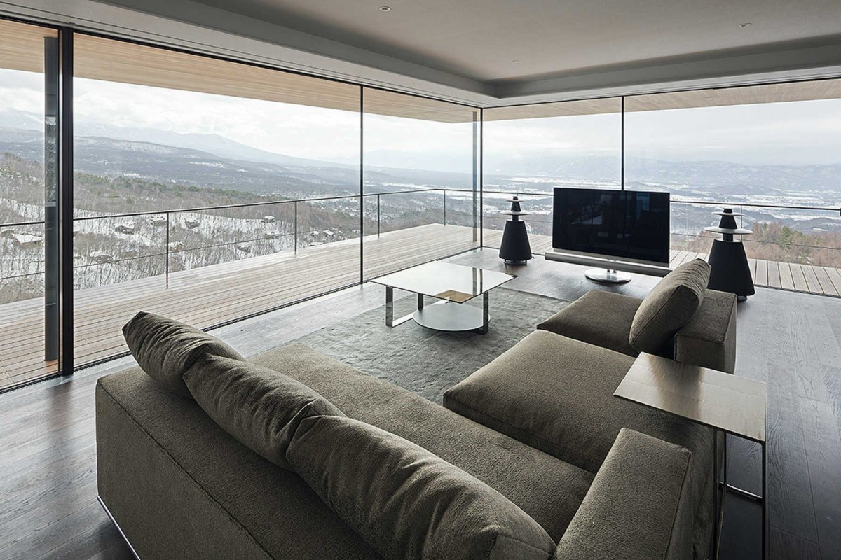 Дом в горах с панорамными окнами