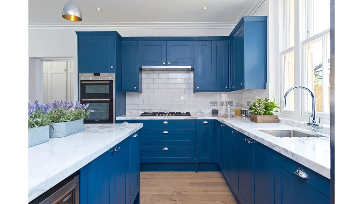 Угловая синяя кухня