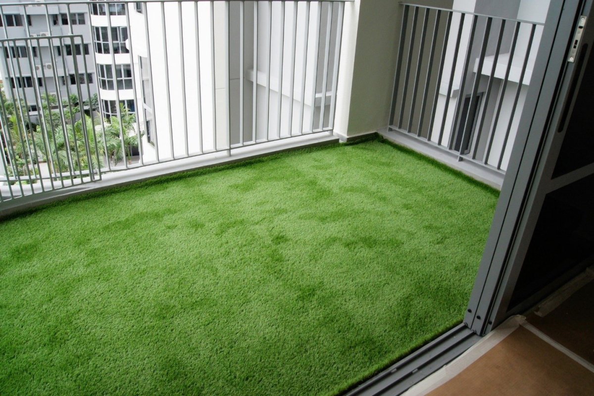 Искусственная трава на балконе