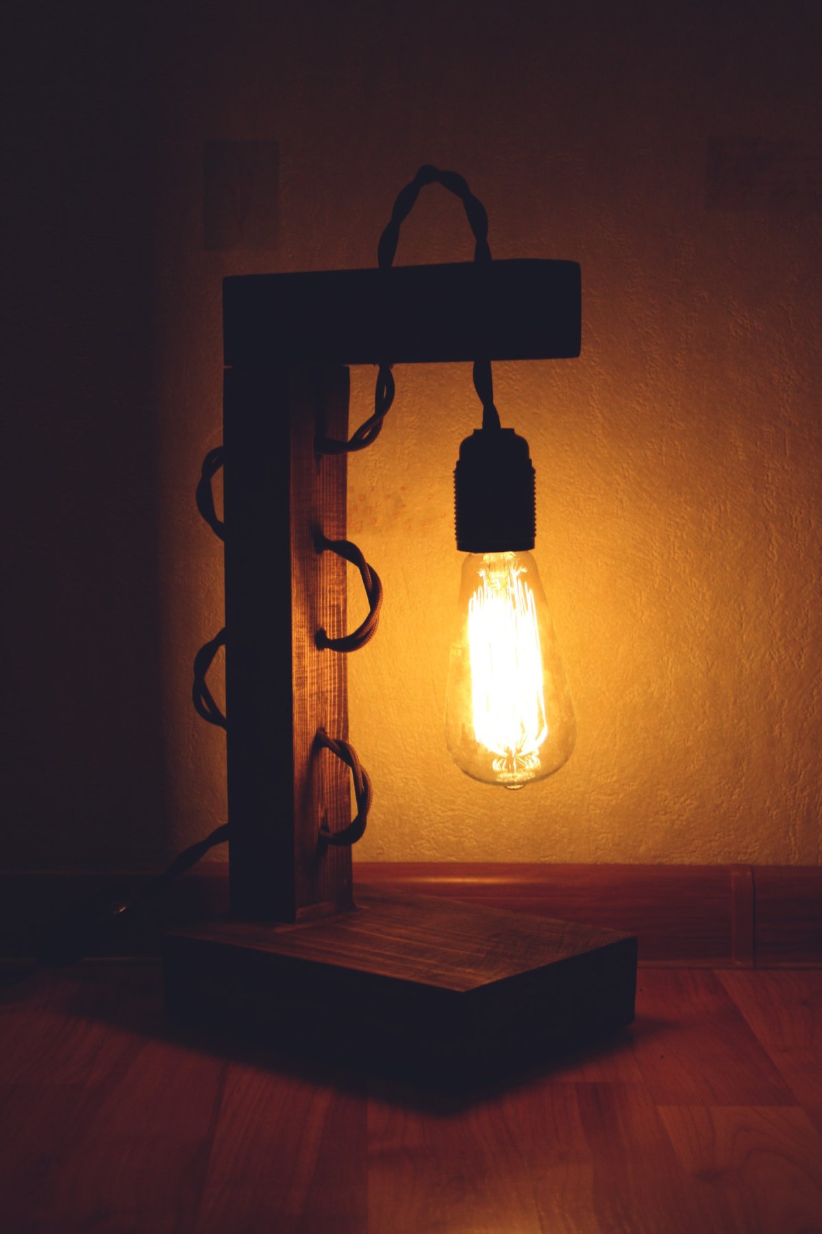 Светильники в стиле лофт из дерева