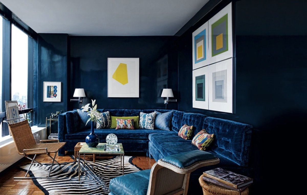 Дизайн с синим диваном