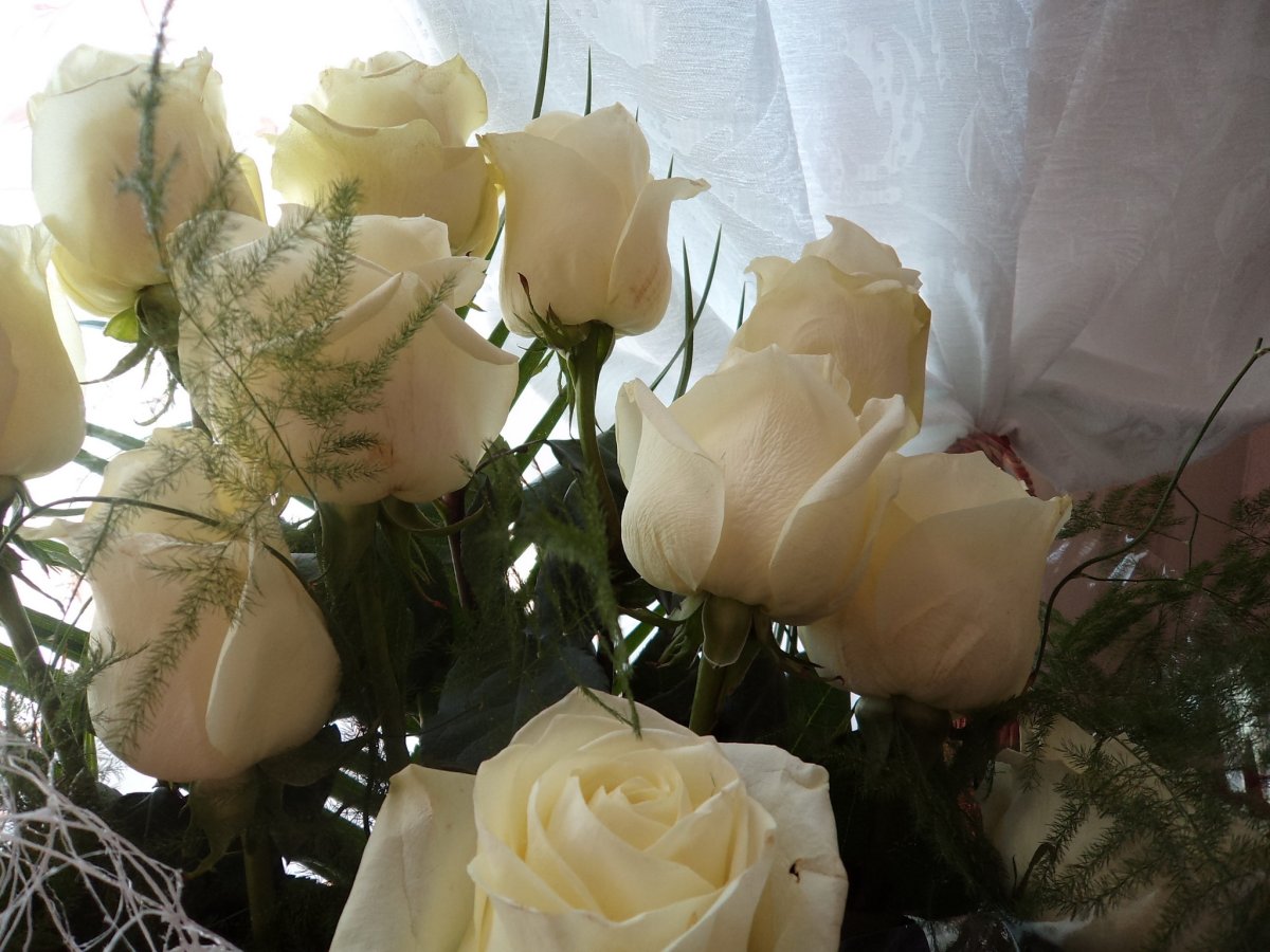 Букет цветов дома на столе