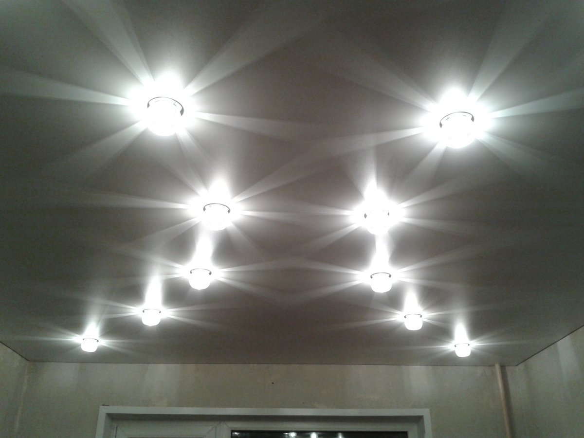 Точечные светильники в зале