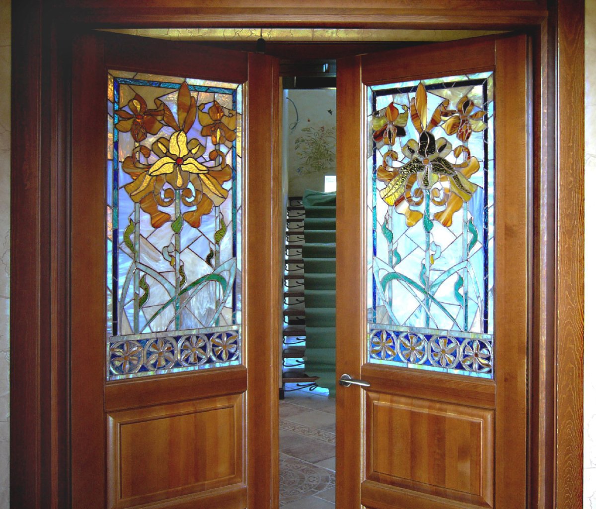 Межкомнатные двери с витражным стеклом