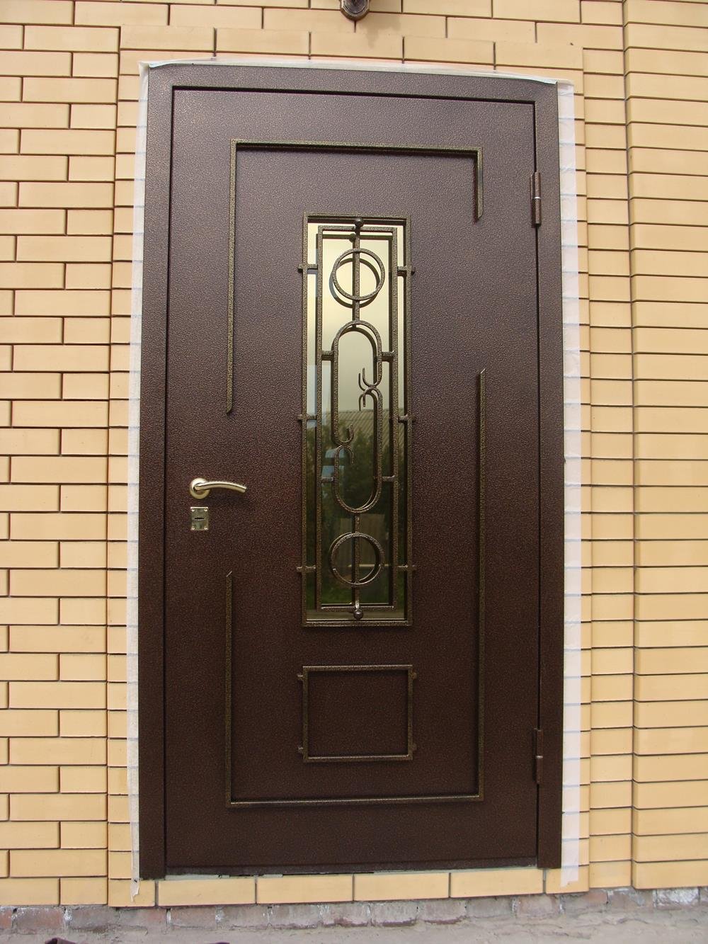 Дверь железная входная стеклом. Двери с ковкой и стеклом входные. Дверь с ковкой и стеклопакетом. Дверь со стеклом входная. Металлическая дверь со стеклопакетом и ковкой.
