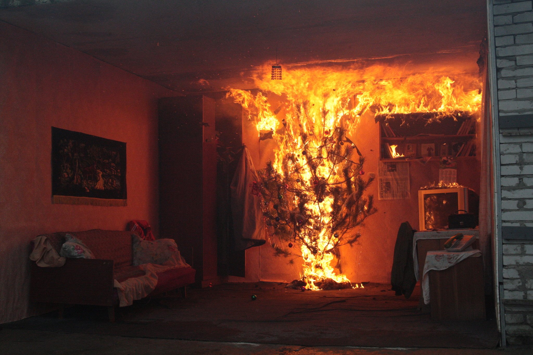 Видео пожара внутри. Комната в огне. Горящий дом изнутри. Комната горит. Пожар в комнате.