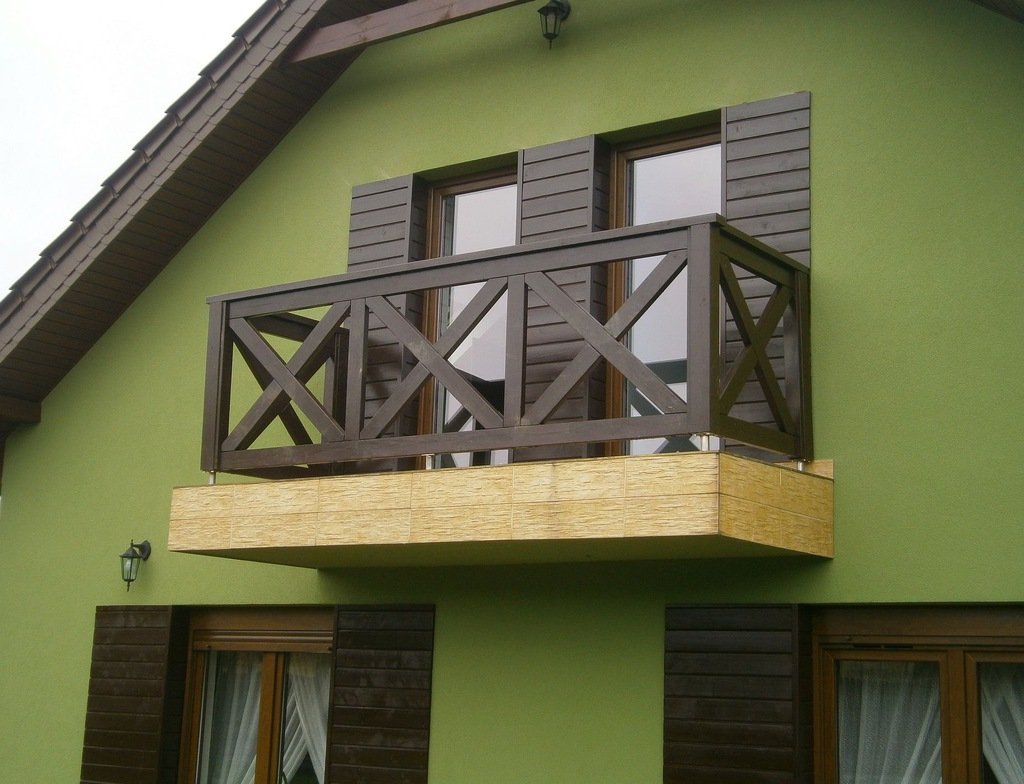 Деревянный балкон в частном доме