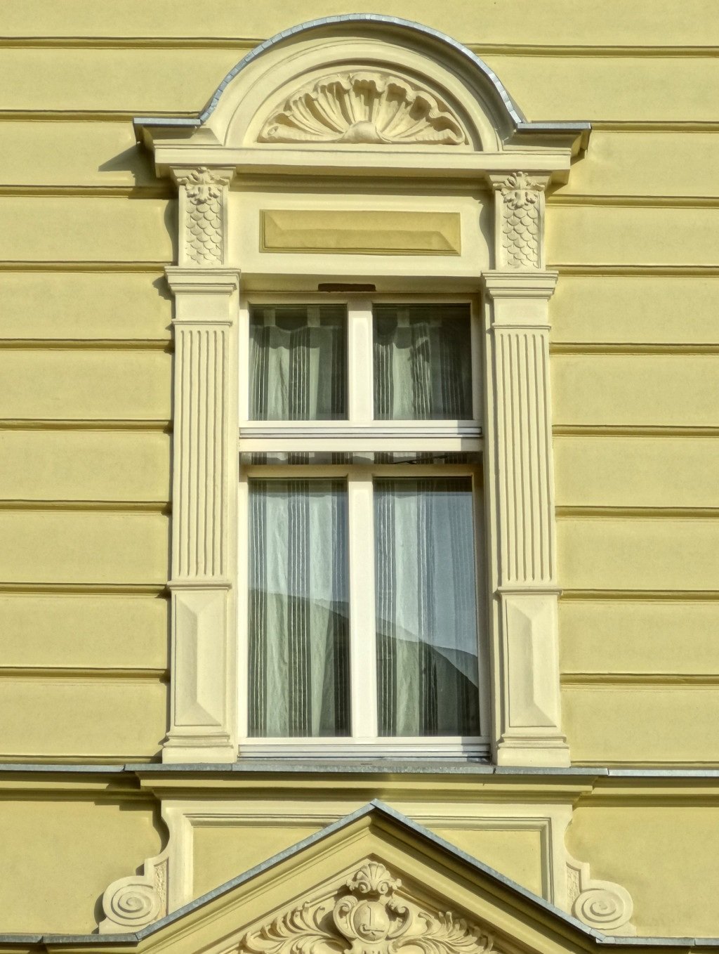 Обрамление окон на фасаде дома