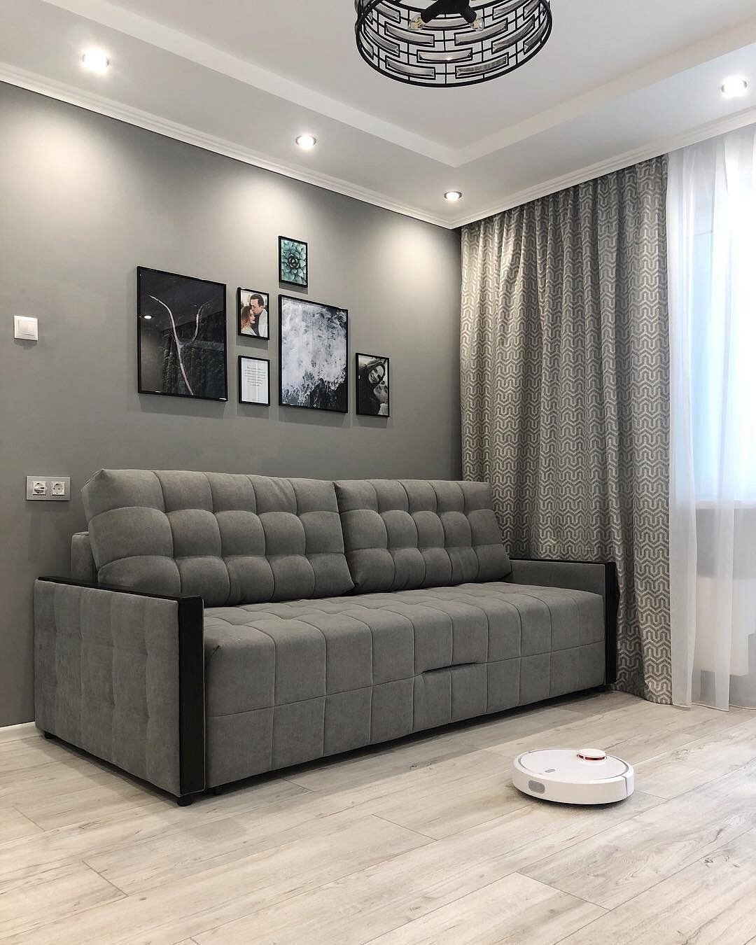 Дизайн комнаты с серым диваном