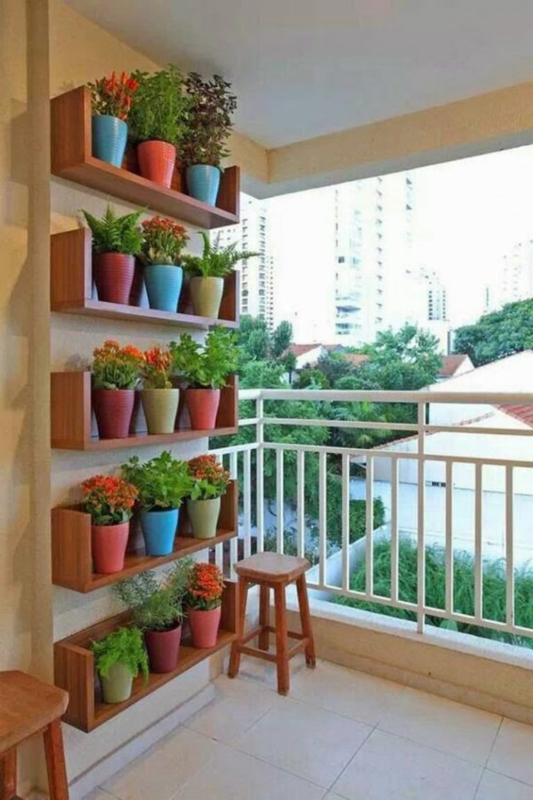 Узкий стеллаж на балкон