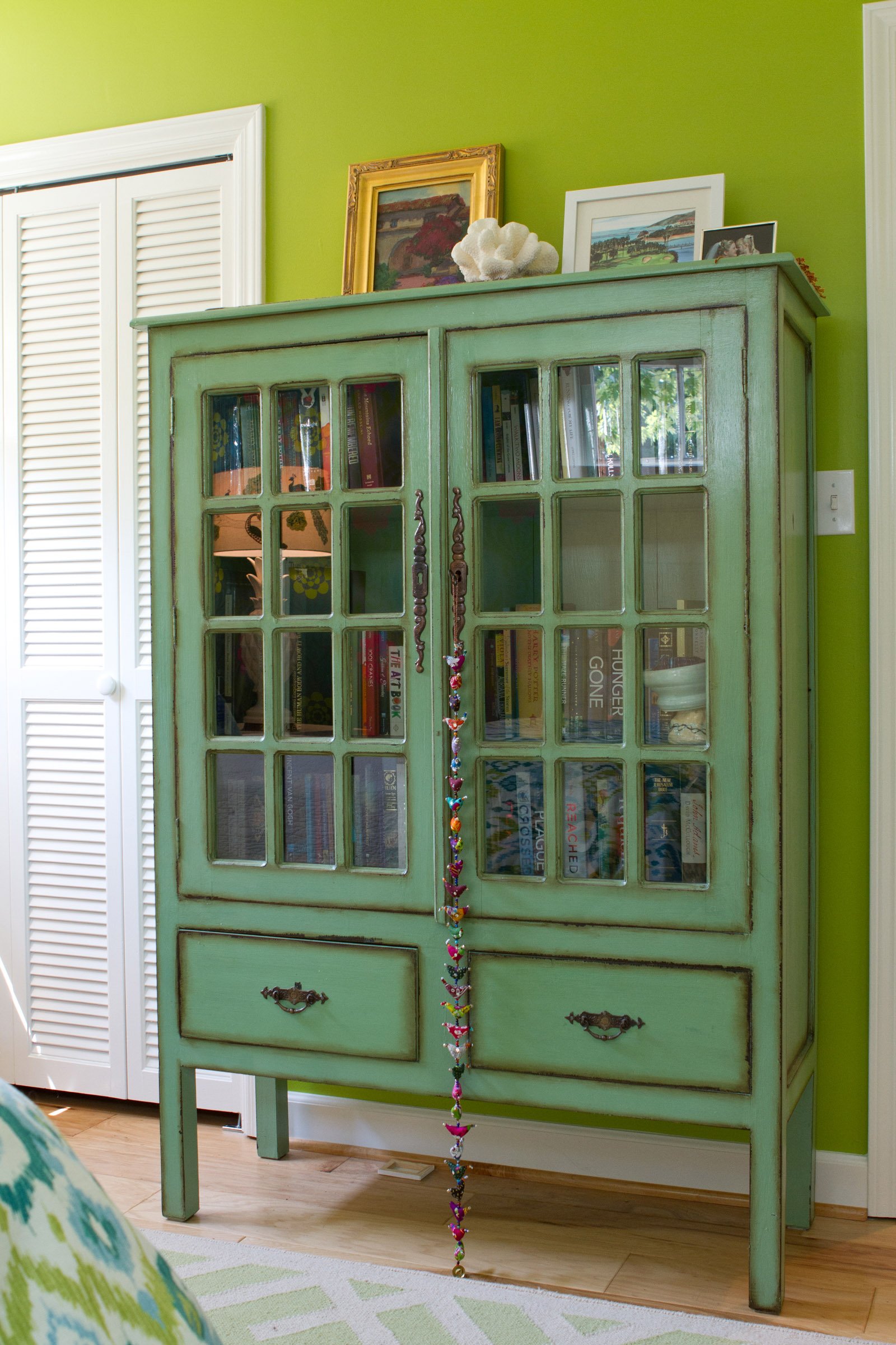 Шкафы ретро стиль. Шкаф в ретро стиле. Зеленый шкаф. Книжный шкаф в ретро стиле. Зеленый шкаф в интерьере.