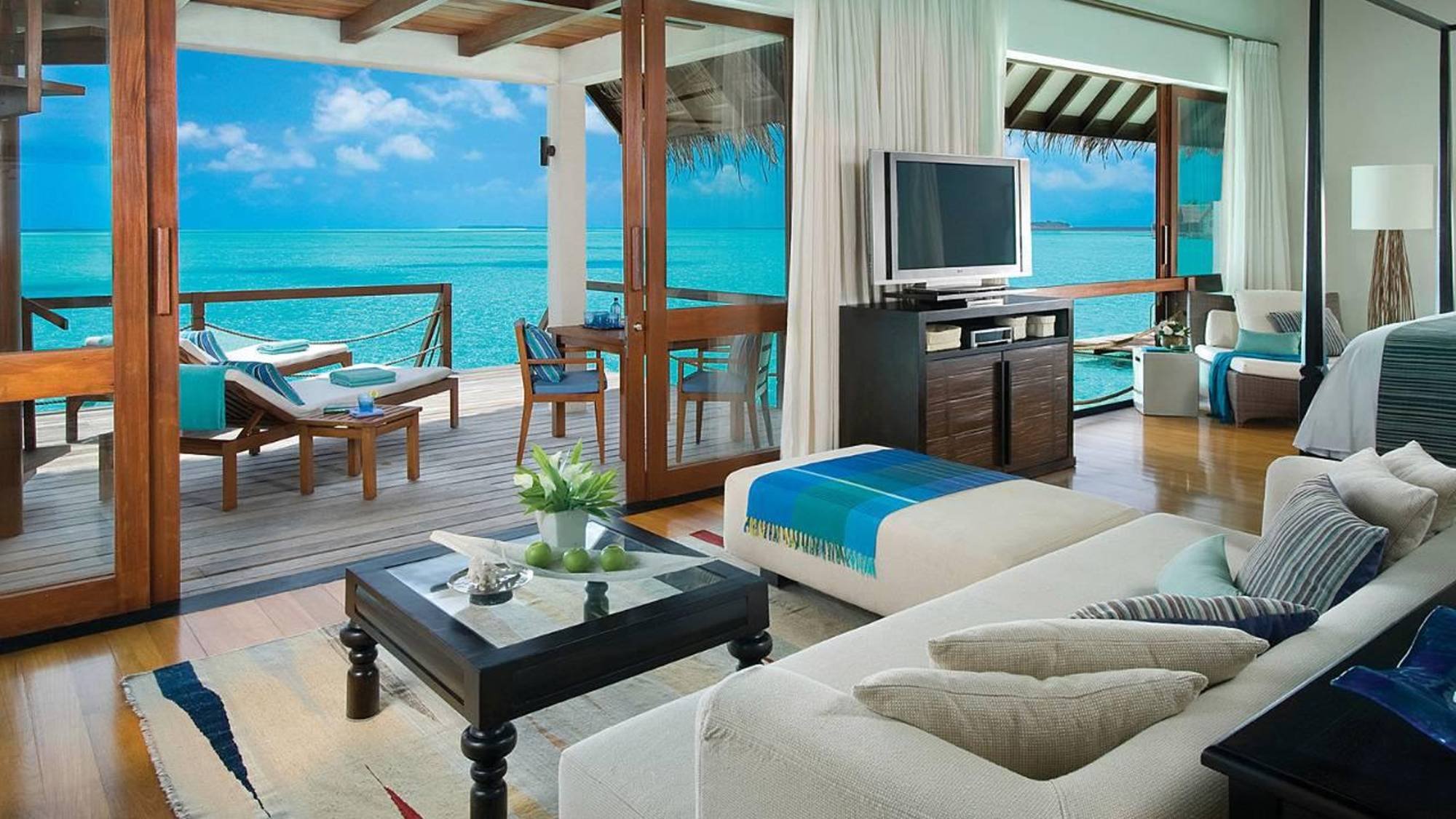 Отдых с видом на море. Four Seasons Maldives Landaa Giraavaru. Бора Бора four Seasons. Вилла с видом на океан. Гостиница на берегу моря.