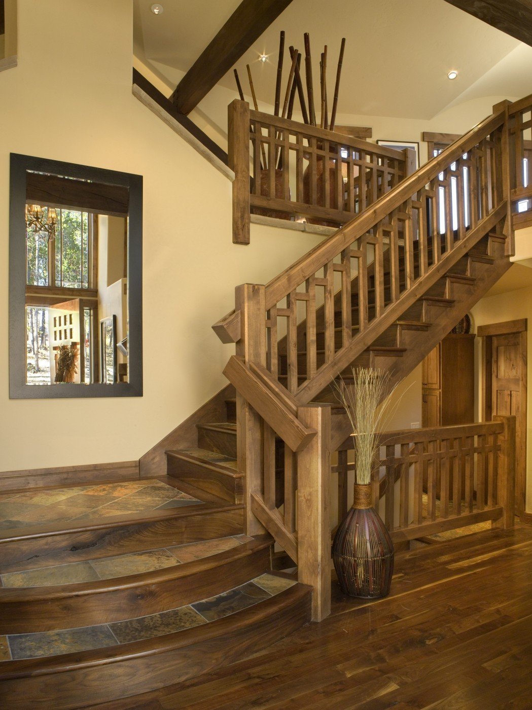 Лестницы в частном доме фото дерево. Деревянная лестница. Красивые деревянные лестницы. Лестница в доме. Лестница из дерева.