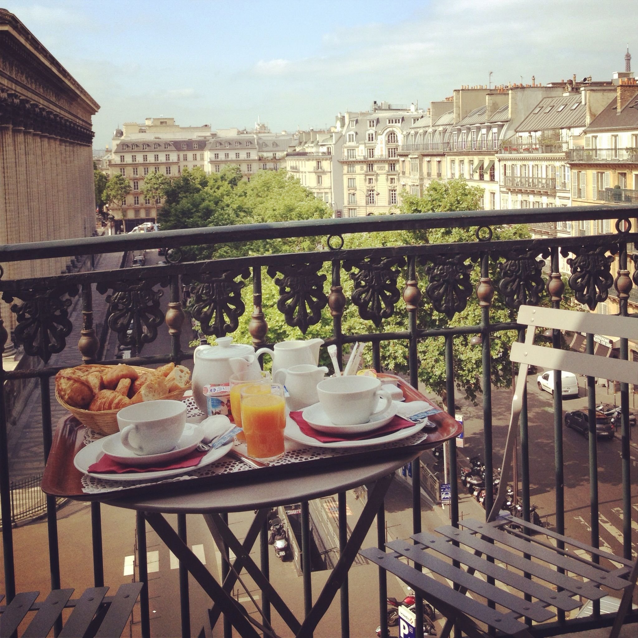 Paris breakfast. Завтрак на балконе. Завтрак на балконе с видом. Красивый вид с балкона. Красивый завтрак на балконе.