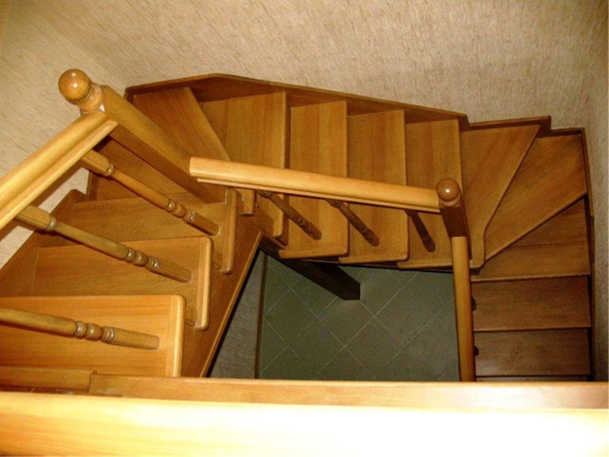 Лестница на второй 180 градусов. Лестница с забежными ступенями на 180 на второй этаж. Лестница 180 градусов с забежными ступенями. Деревянная лестница 180 градусов на второй этаж с забежными ступенями. Лестницы с поворотом на 90 градусов с забежными ступенями.