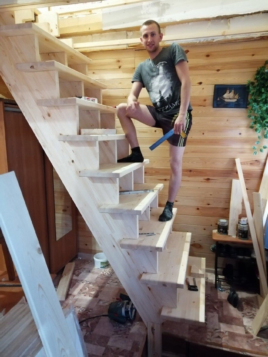 Самая простая лестница. Лестница деревянная крутая. Лестница в дачном домике. Крутая лестница на даче. Самодельная деревянная лестница.