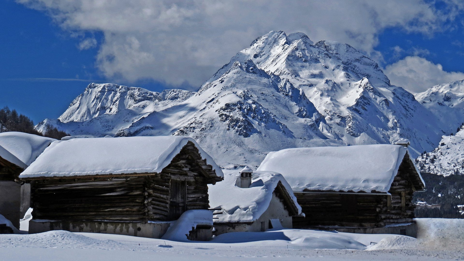 Горы снег дома. Винтер Хэвен Кэбин. Хижина в заснеженных горах Норвегии. Заснеженный домик в горах. Дом в горах.