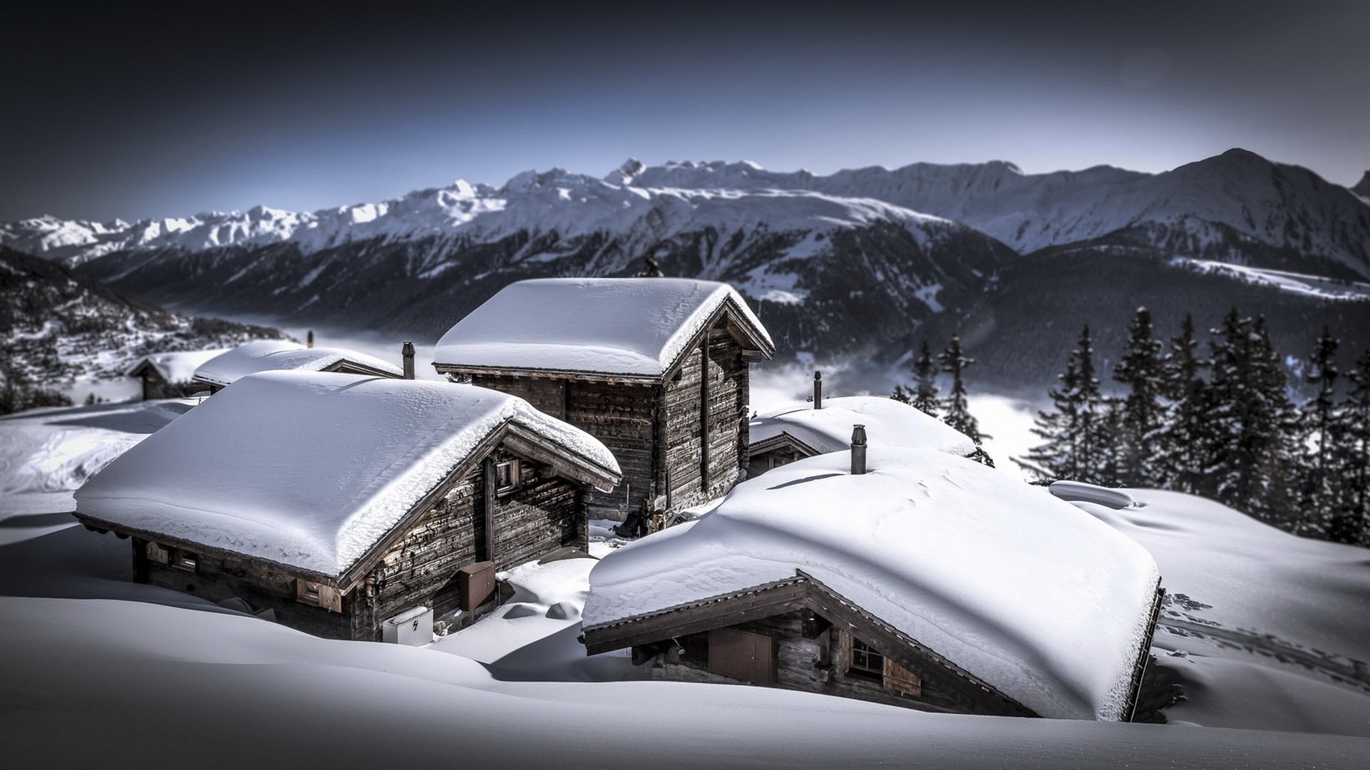 Горы снег дома. Дом в горах. Дом в снежных горах. Зима горы дома. Деревянный домик в заснеженных горах.