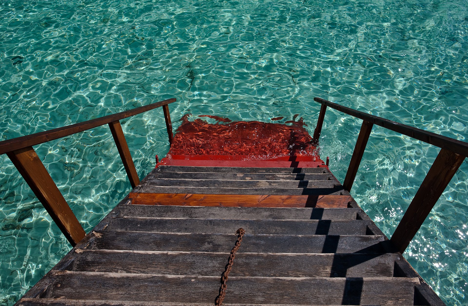 Спуск к морю. Лестница в воду. Ступеньки в воде. Лестница вниз. Лестница для спуска в воду.