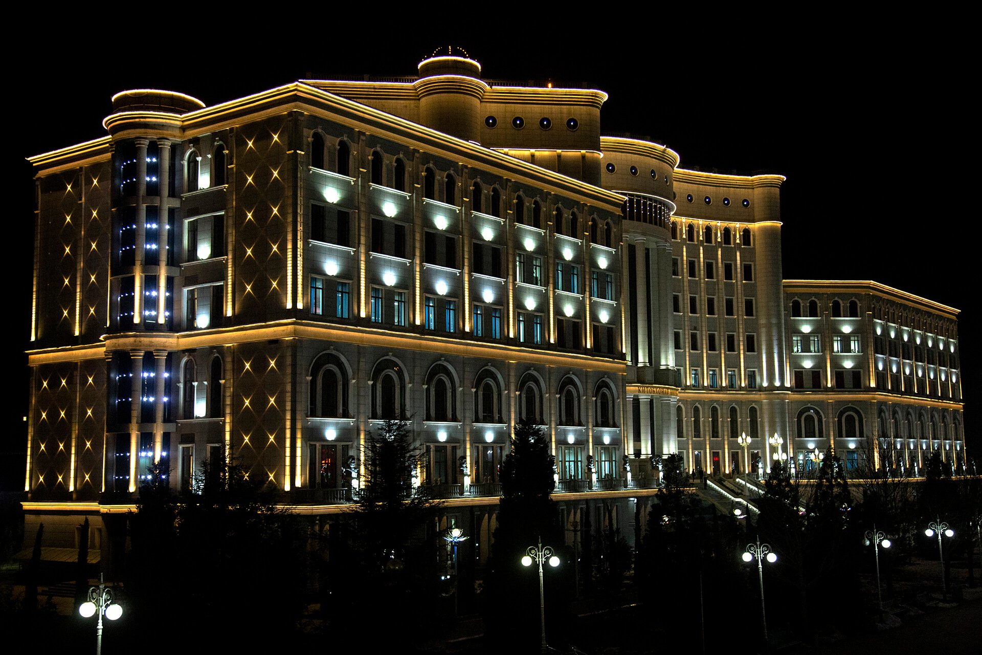 Свет в душанбе. Подсветка зданий Душанбе. Архитектурная подсветка здания мэрии Набережные Челны. Архитектурная подсветка зданий. Архитектурная подсветка фасадов.