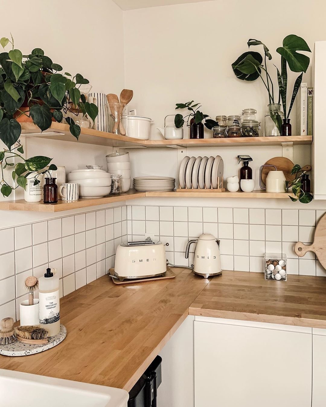 Полки на кухне вместо шкафов в скандинавском стиле
