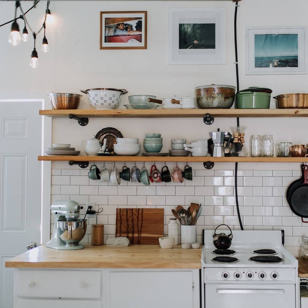 Полки на кухне в скандинавском стиле