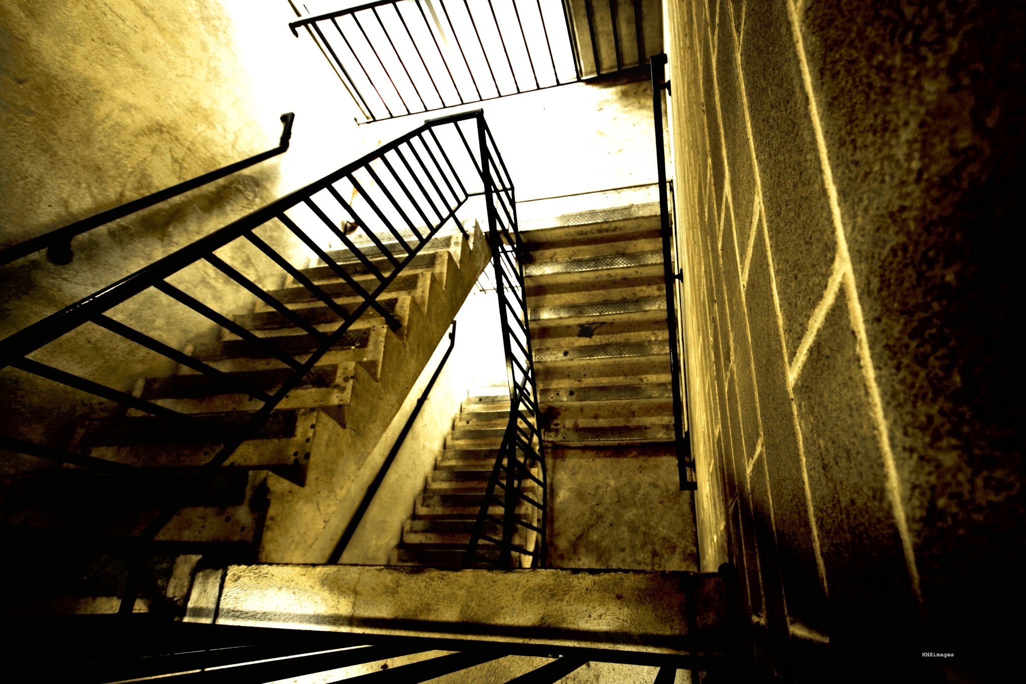 Остановился лестница. Старая лестница. Лестница вниз. Закулисье лестница. Лестница вверх и вниз.