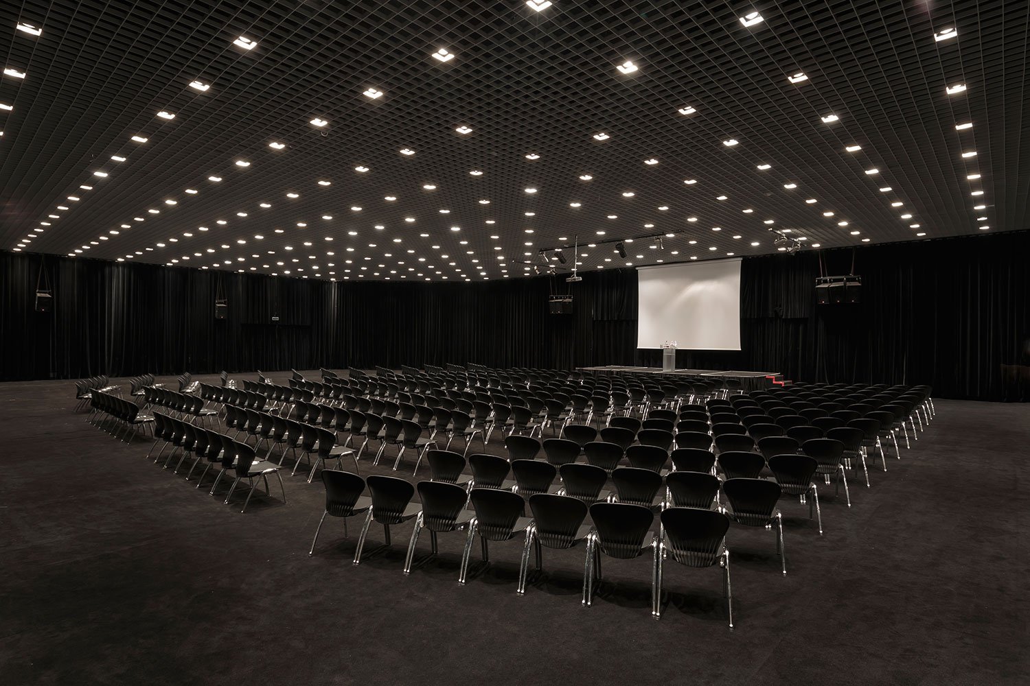 Пустой концертный зал. ВЭФ 2019 конференц залы. ВЭФ 2022 конференц зал 7. Концертный зал Колизей. Конференц зал Потсдамской конференция.
