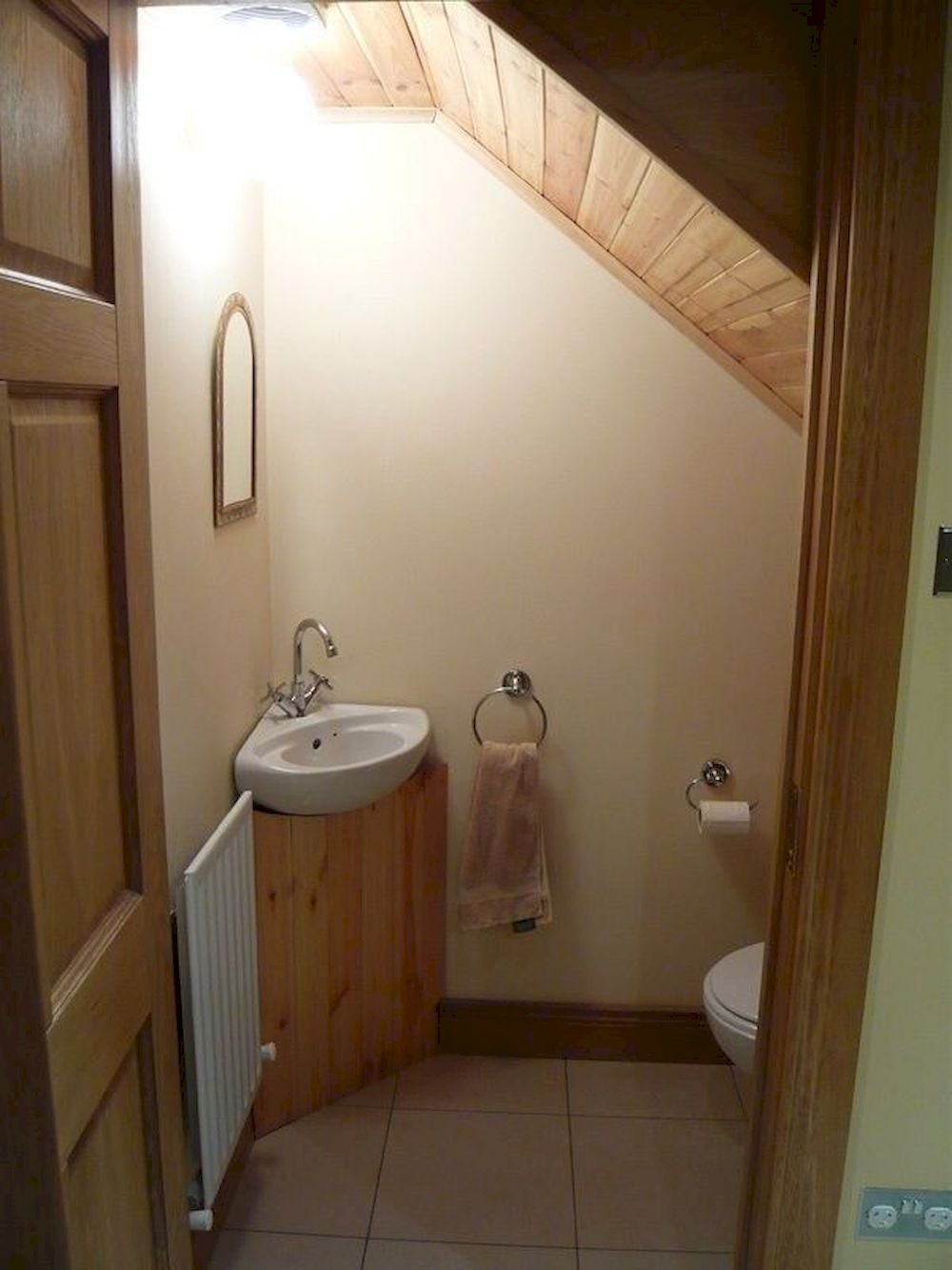 Туалет второго этажа. Туалет под лестницей. Унитаз под лестницей. Санузел под лестницей на даче. Душевая и санузел под лестницей.