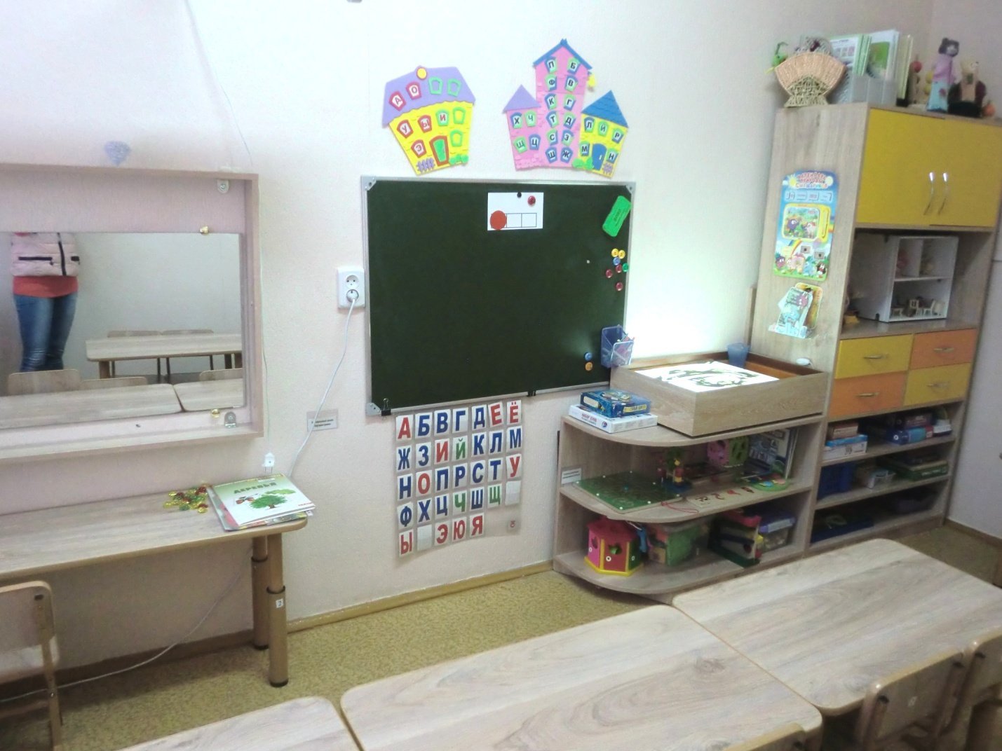Логопед мебель. Оборудование для логопедического кабинета. Современное оборудование логопедического кабинета в детском саду. Кабинет дефектолога оборудование. Шкафы для логопедического кабинета.