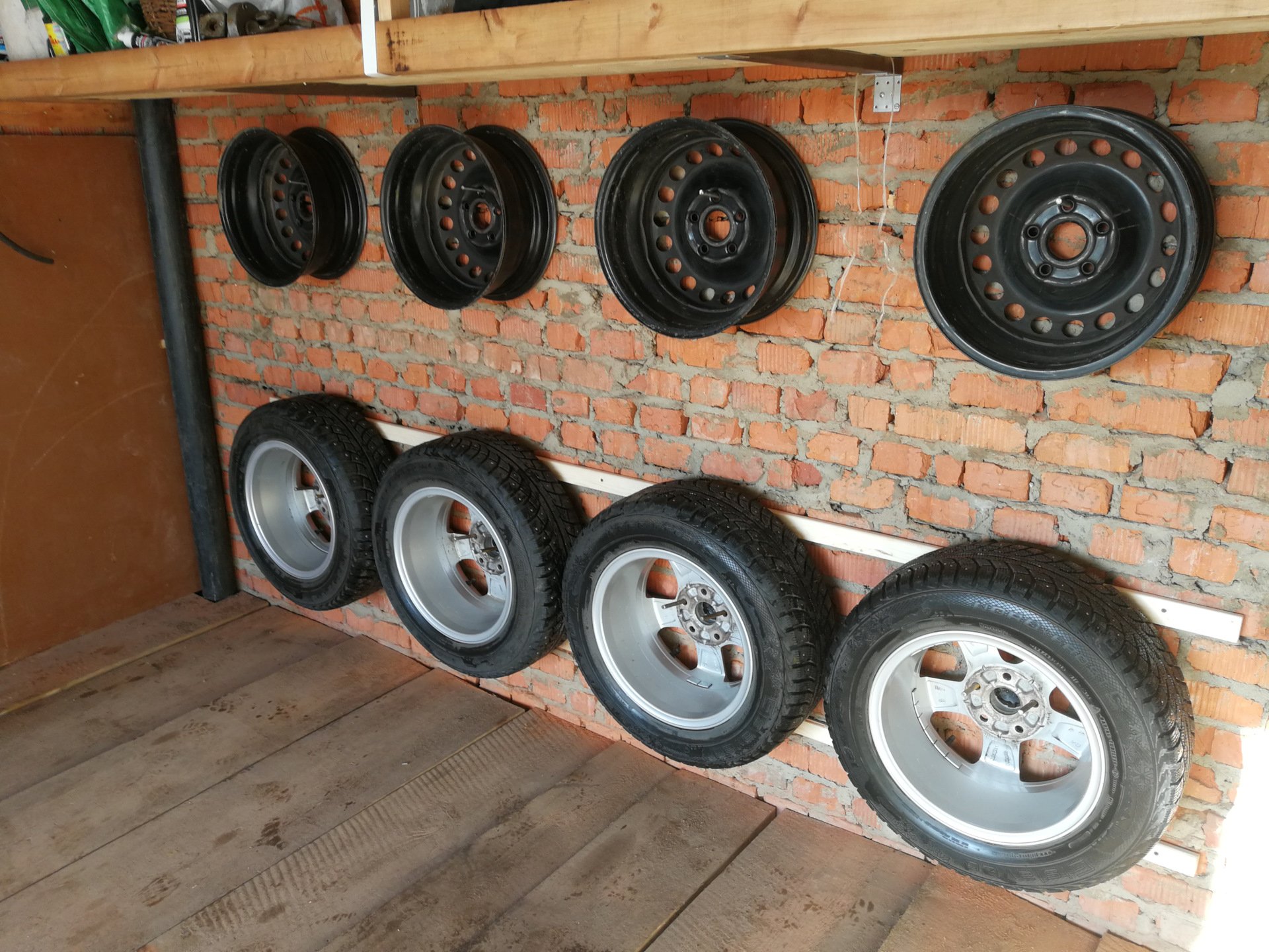 Храним колеса рф спб. Стеллаж для колес в гараж. Крепление для колес на стену в гараже. Полки для хранения колес в гараже. Колесики для гаража.