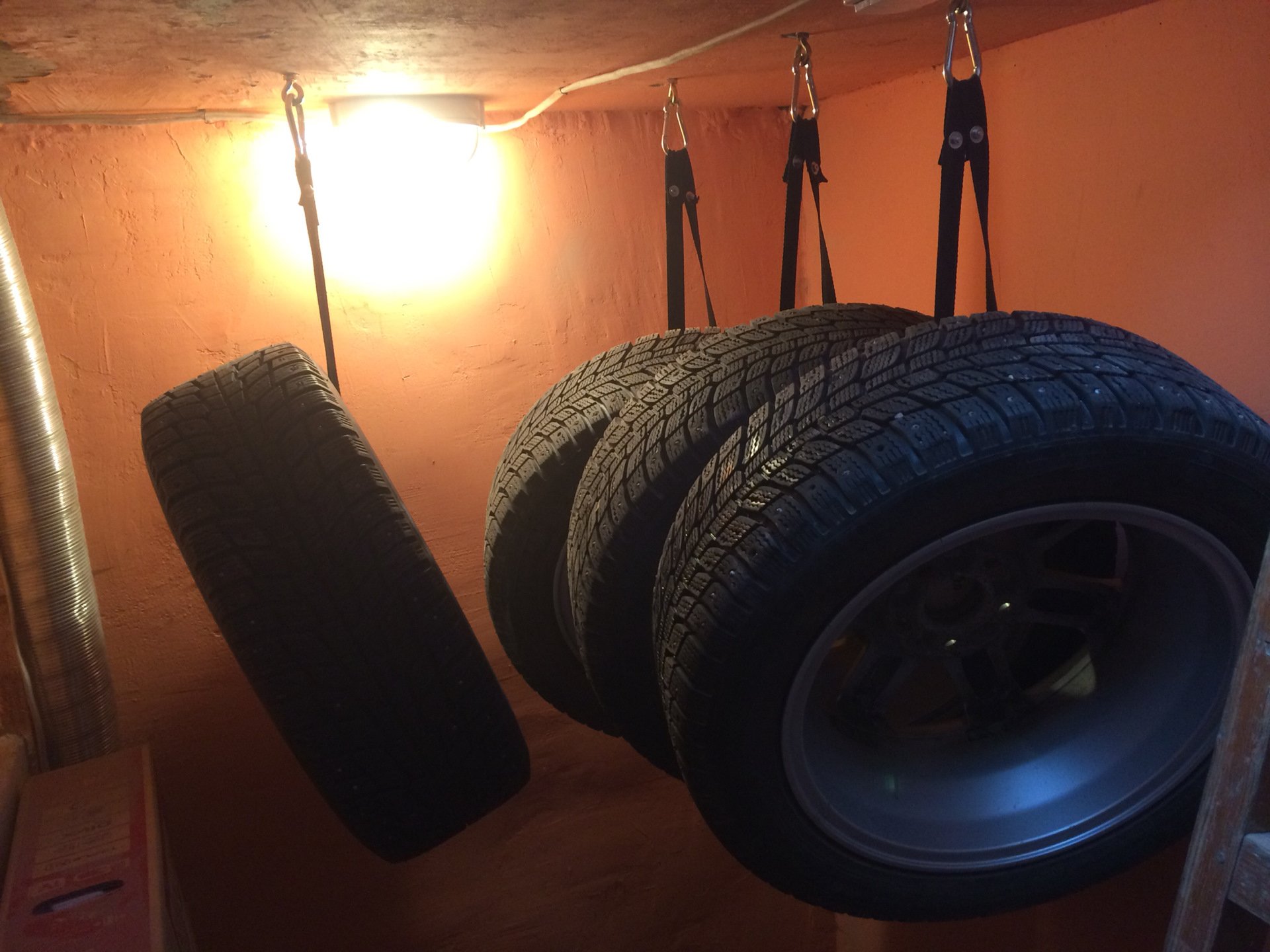 Где хранить резину. Колеса в гараже. Крючки для хранения шин. Крепление для хранения колес. Хранение колес в гараже.