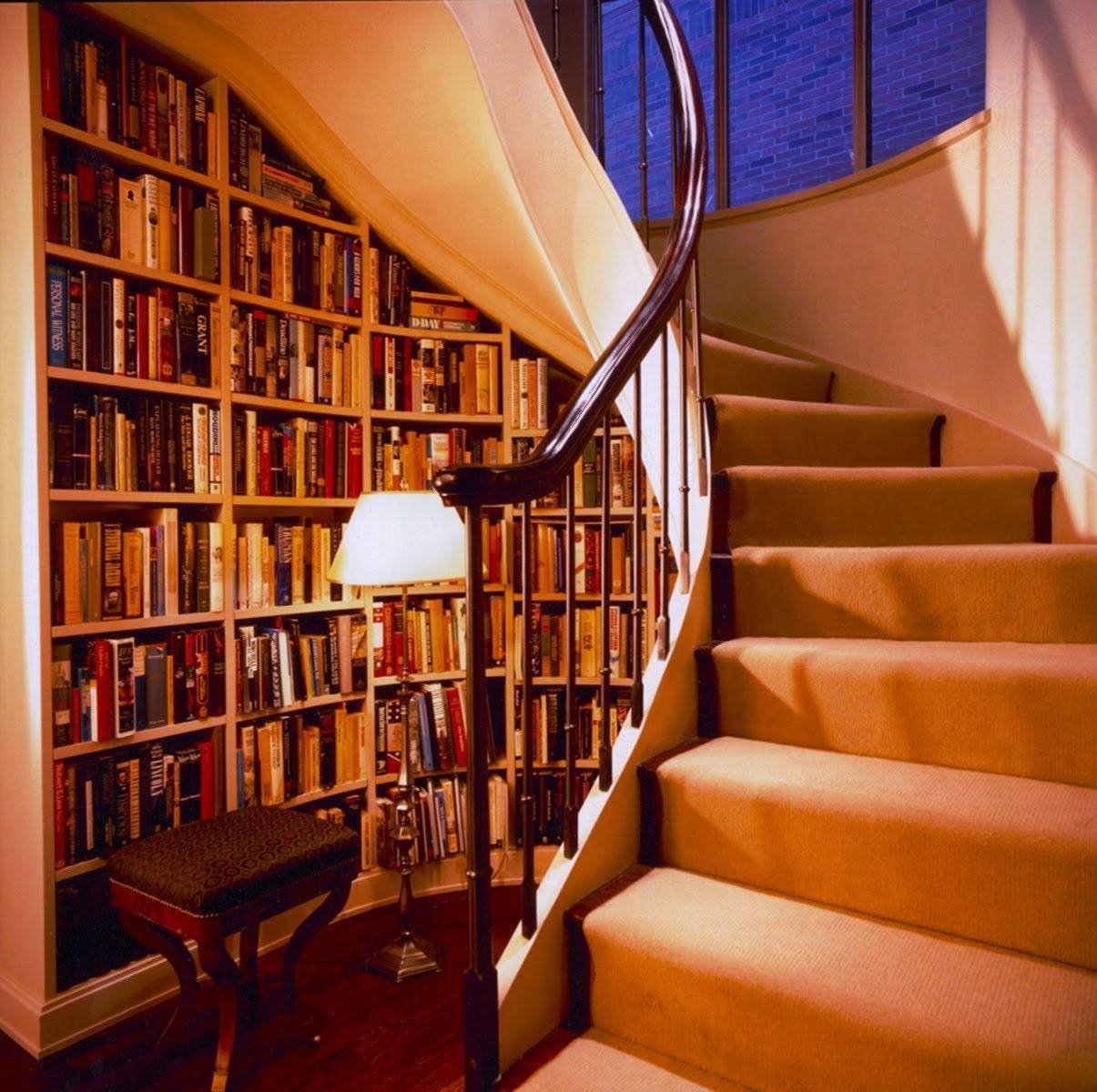 Поставить library. Лестница с книжными полками. Книжные полки под лестницей. Книжные полки под винтовой лестницей. Книжный шкаф под лестницей.