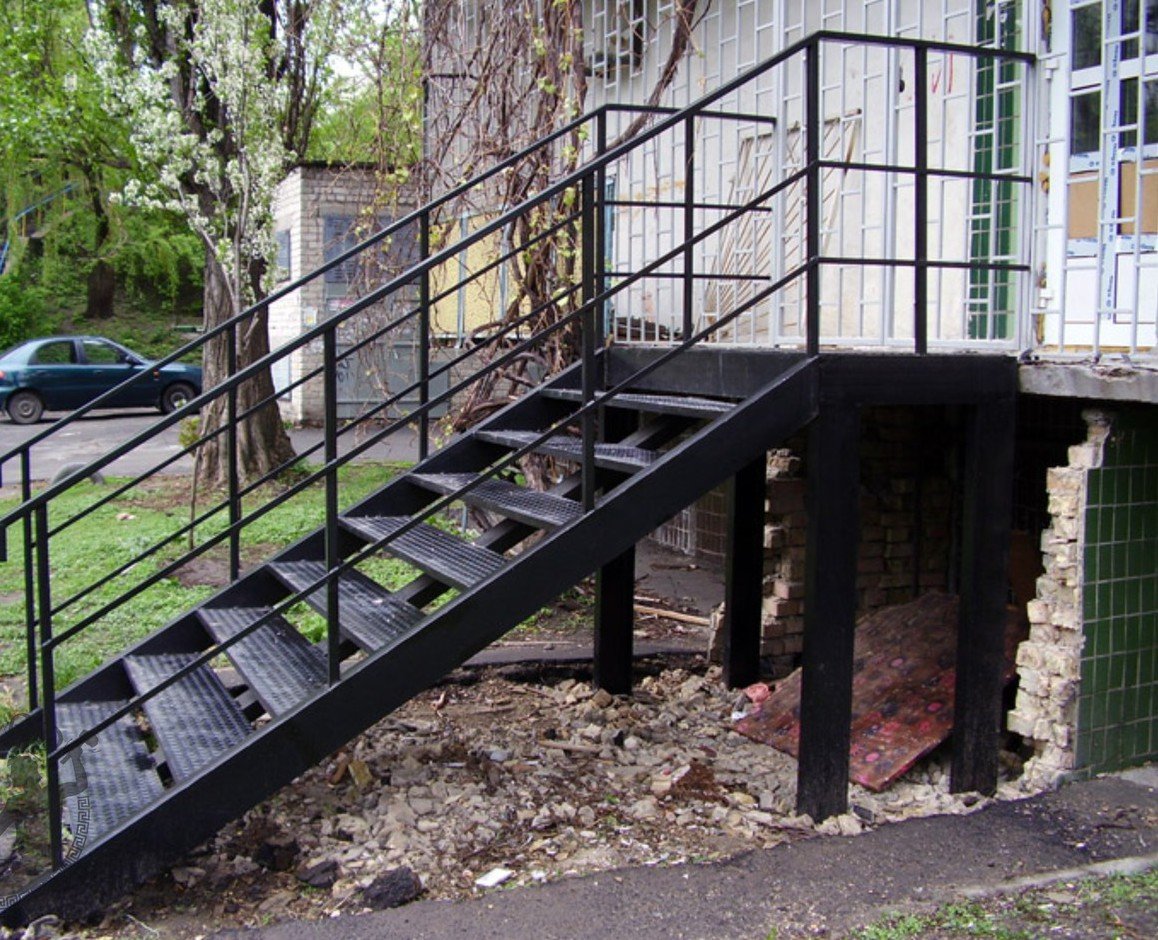 Лестница металлическая уличная для крыльца
