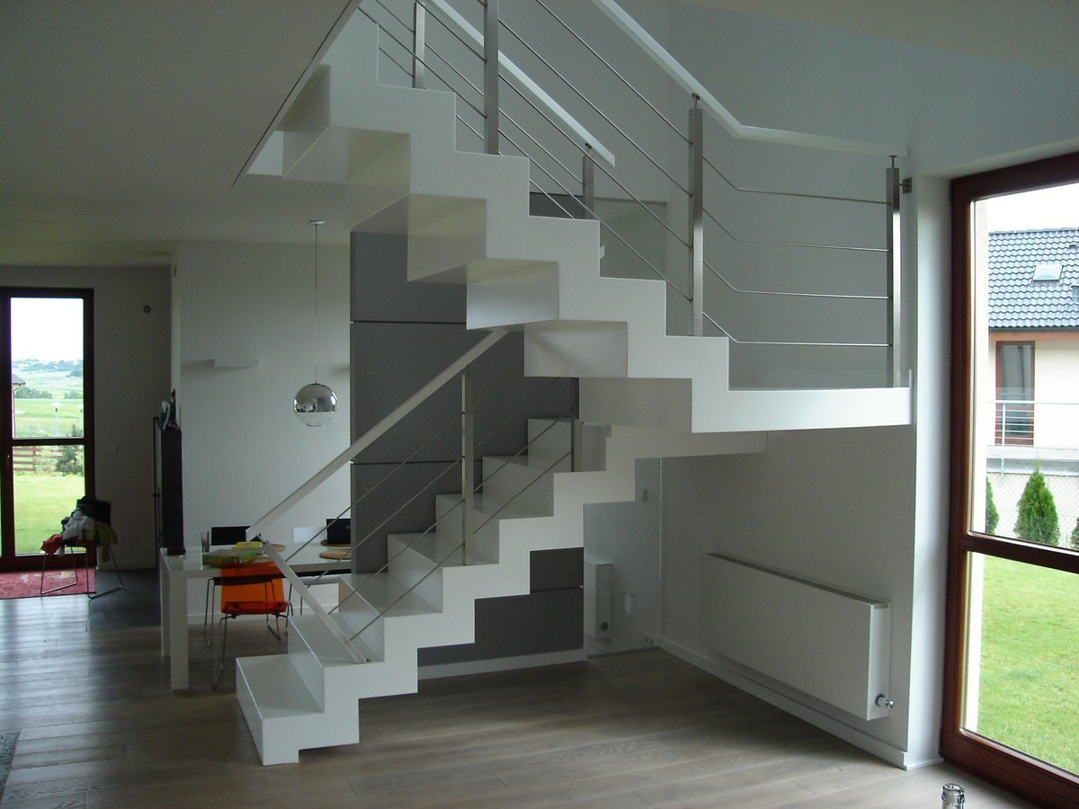 Бетонная лестница второй. Жб лестница двухмаршевая. Монолитная лестница двухмаршевая. Бетонная лестница на 2 этаж в частном доме. Двухмаршевая бетонная лестница.