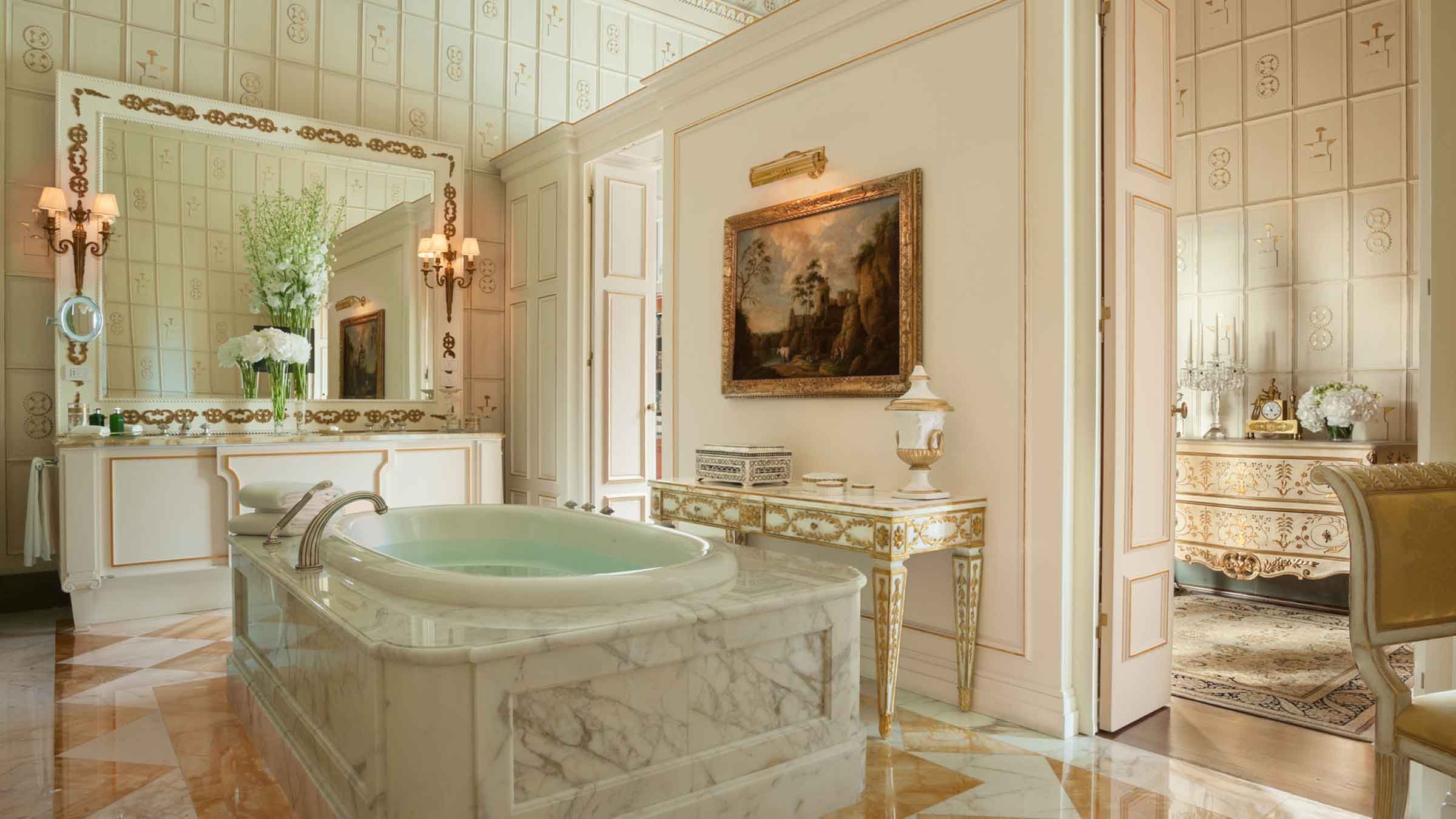 Самые красивые ванные. Букингемский дворец комнаты ванная. Ванна в Букингемском Дворце. Королевская ванная Букингемском Дворце. Отель four Seasons Firenze.