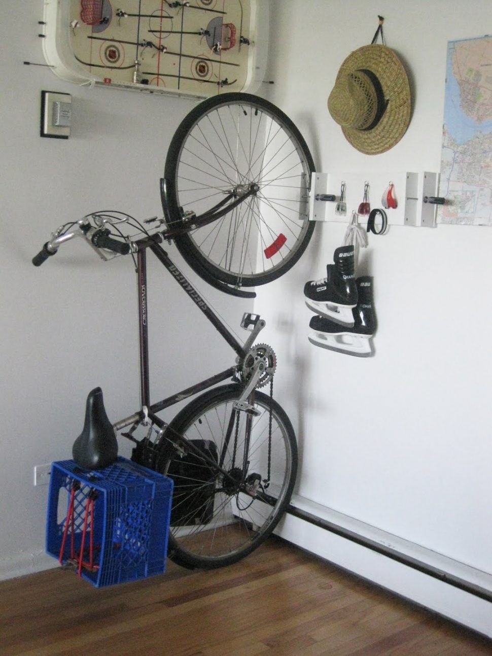 Можно ставить велосипед на. Место для хранения велосипеда. Хранение велосипедов. Приспособление для хранения велосипеда. Конструкция для хранения велосипедов.