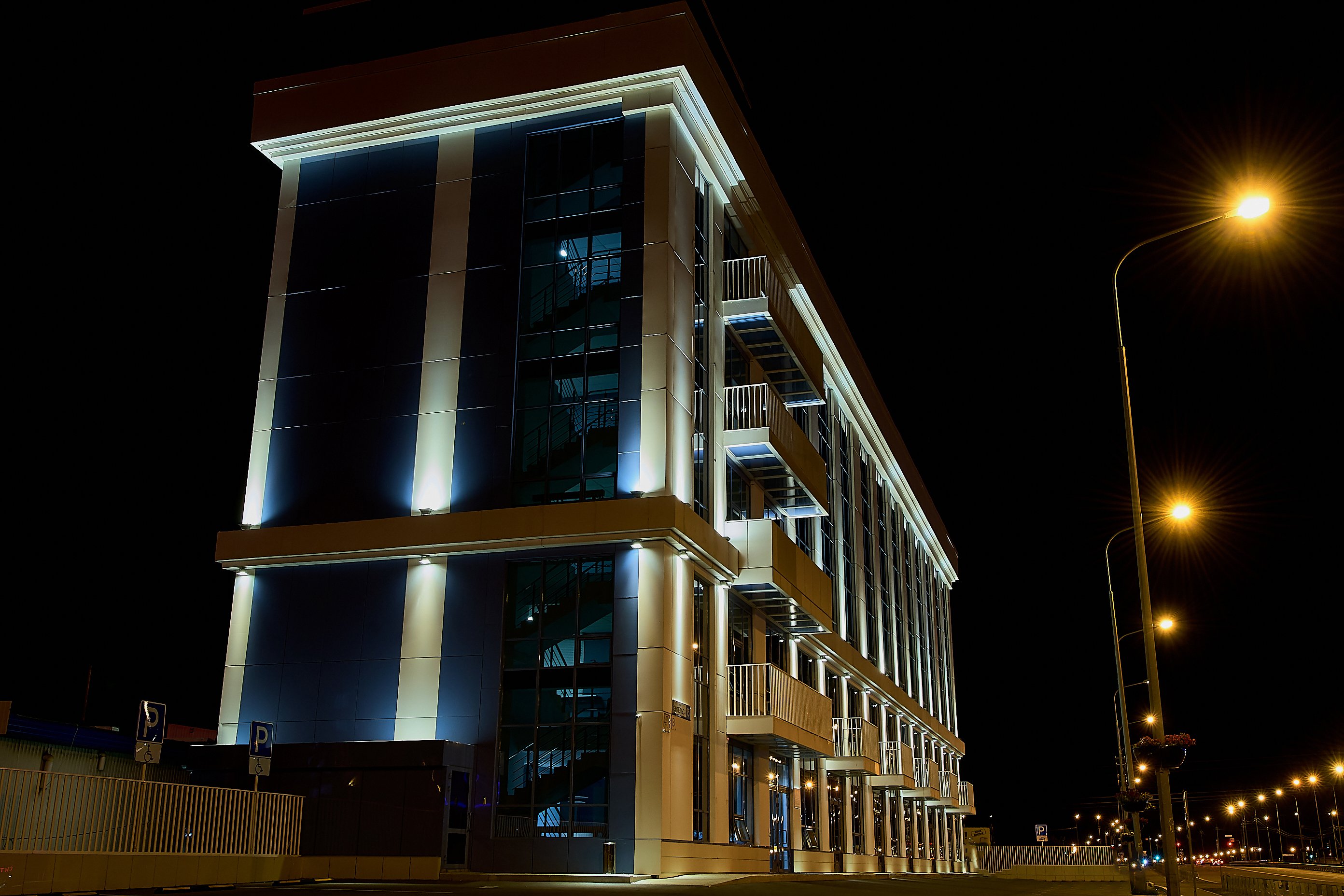 Иллюминация зданий. Архитектурная подсветка здания мэрии Набережные Челны. Ночной фасад здания Свердловэнерго. Освещение фасада. Архитектурное освещение фасадов.