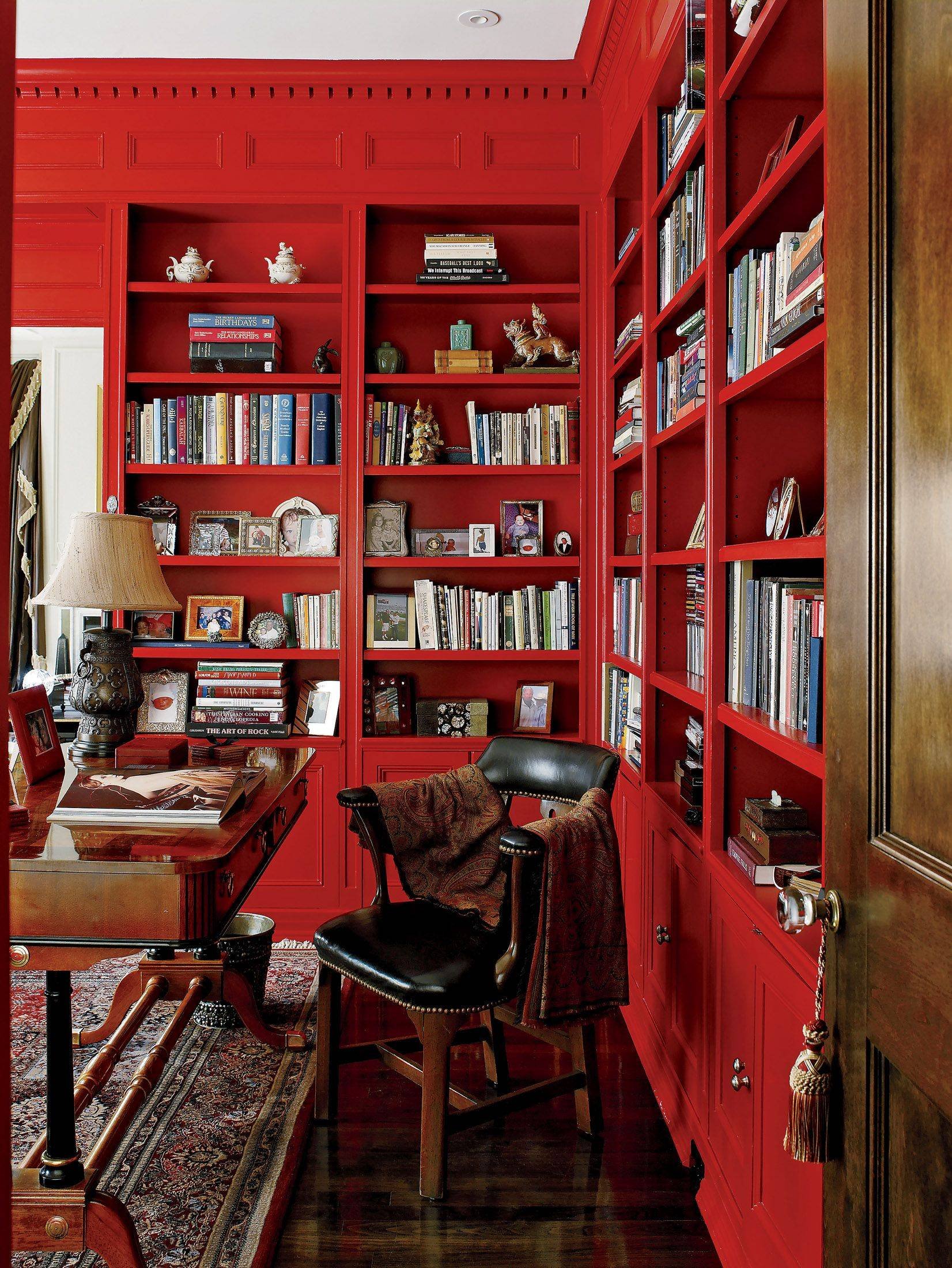 Красные стеллажи. Библиотека в красных тонах. Интерьер библиотеки. Красный стеллаж в интерьере. Красивый книжный шкаф.