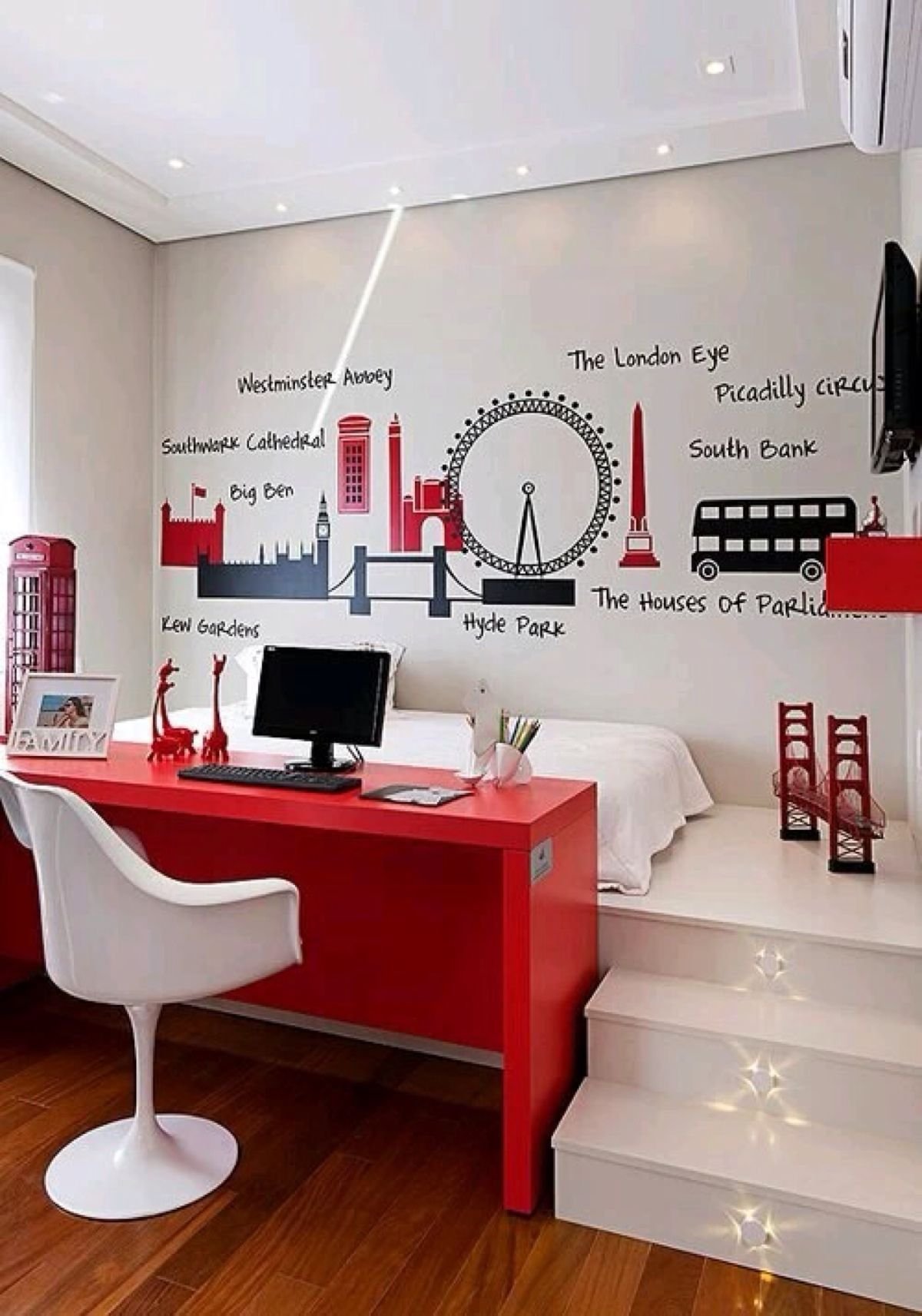Комната в красном стиле