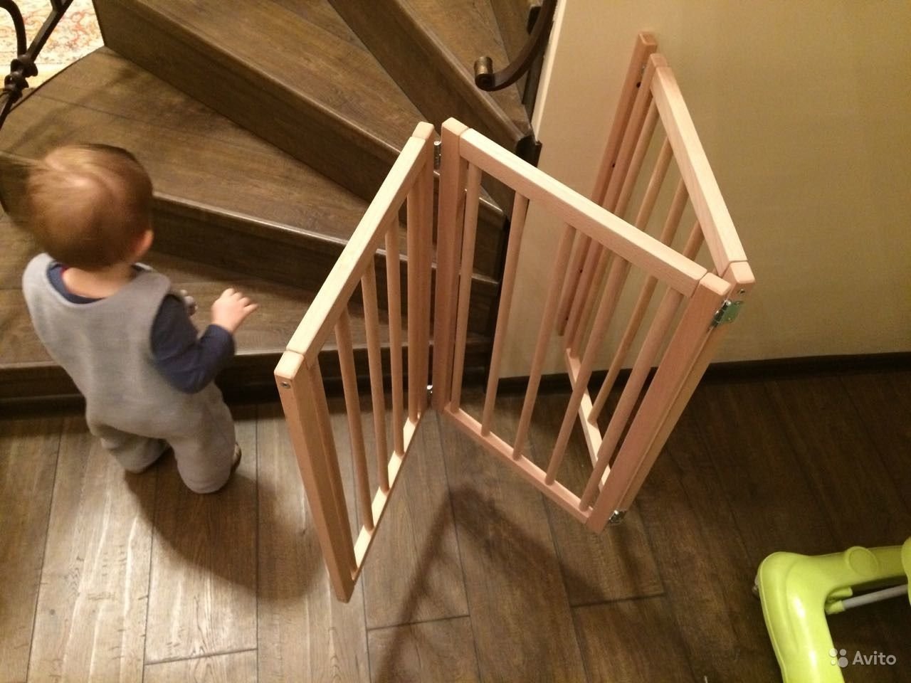 Как сделать лестницу безопасной для ребенка