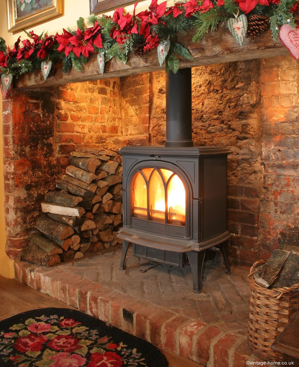 Маленький камин. Печь Brick Stove Fireplace. Камин на даче. Камины для загородного дома. Камин на дровах.